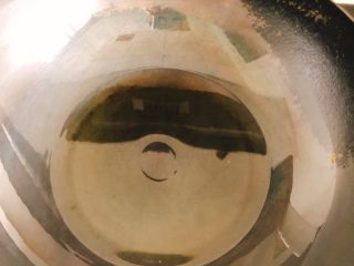 10、蛋包虾仁炒饭-宴请菜之主食,倒适量食用油到锅里，烧至手放在油上方20厘米位置感觉到很热。