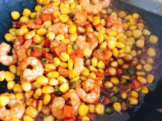 15、蛋包虾仁炒饭-宴请菜之主食,继续翻炒3分钟。