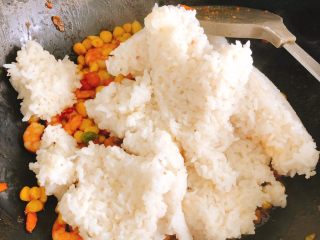 16、蛋包虾仁炒饭-宴请菜之主食,转小火倒入煮好的米饭。