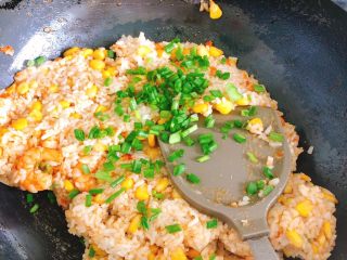 18、蛋包虾仁炒饭-宴请菜之主食,撒入葱花，翻炒30秒后关火。