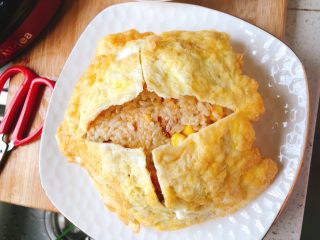 20、蛋包虾仁炒饭-宴请菜之主食,将煎好的蛋盖到饭上，并用剪刀在中间位置煎出“十”字开口。