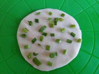 4、饺子皮版葱香酥饼,放上葱花