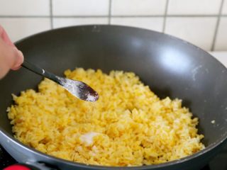 2、香甜米饭+黄金炒饭,8.当蛋液炒干，加盐调味。