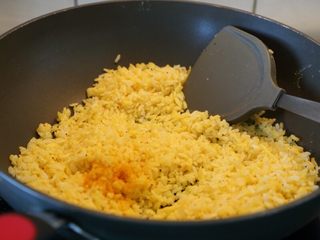 3、香甜米饭+黄金炒饭,9.喜欢吃咖喱，加些咖喱粉翻炒匀。