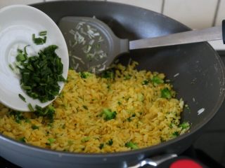 5、香甜米饭+黄金炒饭,11.最后将蒜苗叶下锅翻炒匀。