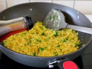 6、香甜米饭+黄金炒饭,12.起锅前可以滴些香油，会更加香。