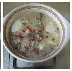 7、教你如何在家做一碗高颜值的［海鲜乌冬面］,盖上盖子继续煮2小时，放入枸杞煮10分钟。