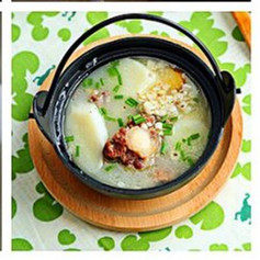 8、教你如何在家做一碗高颜值的［海鲜乌冬面］,10分钟后关火，盛出，洒点香葱就可以啦！