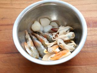 10、教你如何在家做一碗高颜值的［海鲜乌冬面］,你喜欢的各种海鲜洗净备用。海鲜放入适量白酒、胡椒粉、盐腌制五分钟。