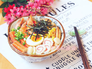 13、教你如何在家做一碗高颜值的［海鲜乌冬面］,全部盛入碗中，这样一碗高颜值的海鲜乌冬面就做好啦！