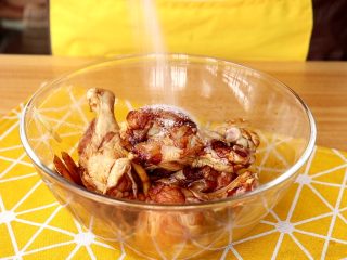 2、电饭锅焖饭,抓揉均匀，撒2g盐，继续抓揉均匀