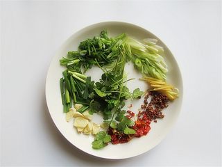 2、黄金小鱼锅贴,准备好各种辅材备用