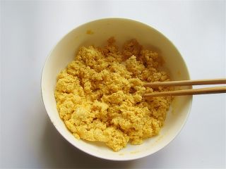 4、黄金小鱼锅贴,加适量水混合揉成比较稀稠的厚面糊备用,注意面糊不要太稀也不要太干