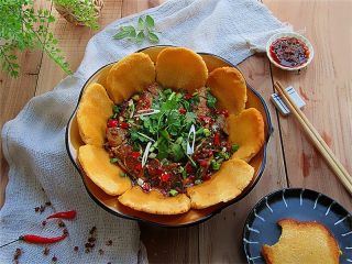 12、黄金小鱼锅贴,开吃喽,看,饼子有一层金黄色的脆脆的锅巴呢