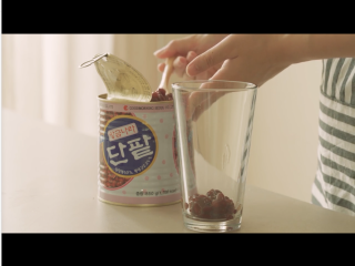 1、夏日特饮—红豆抹茶拿铁,蜜红豆30g放入准备好的水杯中