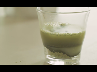 5、夏日特饮—红豆抹茶拿铁,加入50ml热水，搅拌均匀