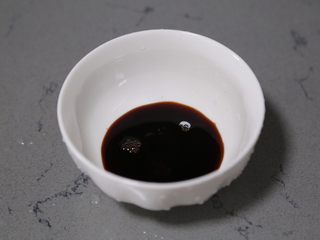 3、荷包蛋焖面,碗里加入酱油和蚝油