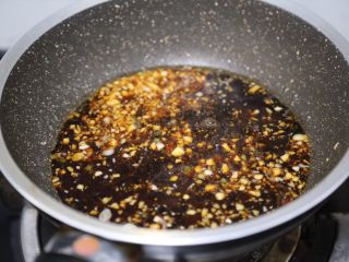 8、荷包蛋焖面,倒入酱汁煮开