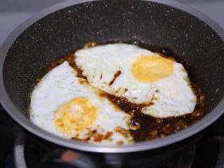 9、荷包蛋焖面,加入荷包蛋