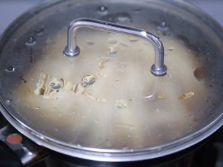 12、荷包蛋焖面,盖上锅盖小转中小火焖5、6分钟