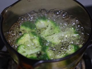 15、荷包蛋焖面,将西兰花焯水