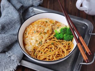 16、荷包蛋焖面,面条盛出后摆入碗中即可