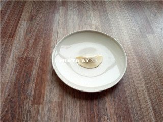 2、金银满钵,如图所示，将饺子皮对折；饺子皮边沿捏合；