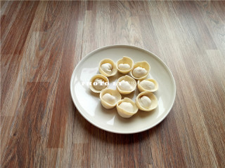 4、金银满钵,元宝形状的饺子就做好啦；