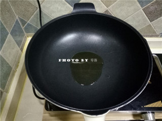 6、金银满钵,不粘锅倒入适量植物油烧热；