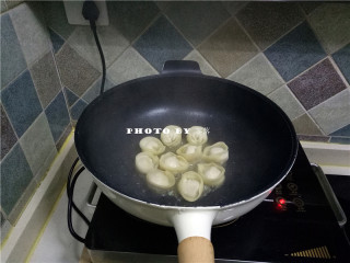 8、金银满钵,倒入适量清水，水量位于饺子1/3处；