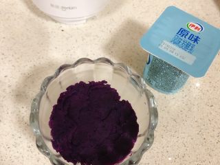 6、紫薯酸奶杯,装少许紫薯泥用勺子压压平，倒少部分酸奶