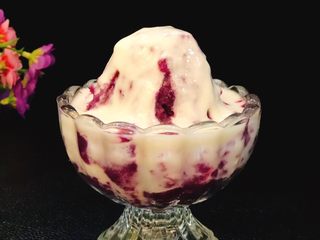 8、紫薯酸奶杯,淋入酸奶即可