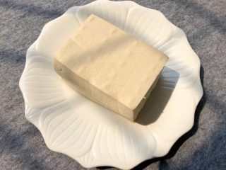 2、鱼头豆腐汤,豆腐一块