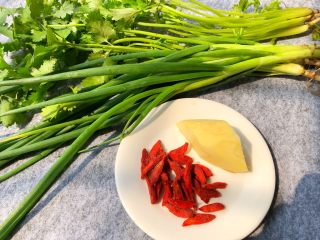 3、鱼头豆腐汤,枸杞，生姜，葱，香菜