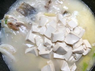 13、鱼头豆腐汤,放入豆腐，用锅铲轻轻的推动一下
