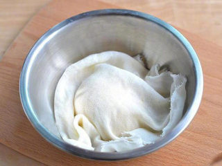 3、黄金肉饼,盖上湿布，醒30分钟以上；