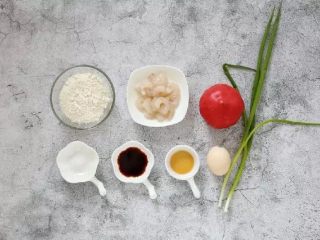 1、西红柿面疙瘩,准备好所需食材和调味品。