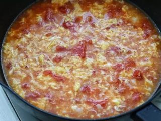 8、西红柿面疙瘩,将鸡蛋打散沿着锅边淋入。