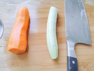 2、胡萝卜+黄瓜+火腿鸡蛋饼,胡萝卜和黄瓜去皮，洗净。