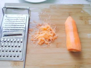 3、胡萝卜+黄瓜+火腿鸡蛋饼,胡萝卜切丝，我用的刨丝刀，如果用刀切的话，尽量细一些。