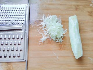 4、胡萝卜+黄瓜+火腿鸡蛋饼,黄瓜切丝，我用的刨丝刀，如果用刀切的话，尽量细一些。我只用了外面的，里面有籽的部分没要。