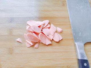 5、胡萝卜+黄瓜+火腿鸡蛋饼,火腿肠切片，切丝，切丁都可以。