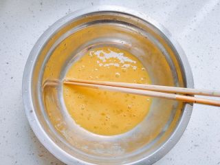 7、胡萝卜+黄瓜+火腿鸡蛋饼,打鸡蛋，用稍微大一点的盆，不要用碗。