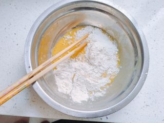 8、胡萝卜+黄瓜+火腿鸡蛋饼,加入过筛的面粉，口感更好。