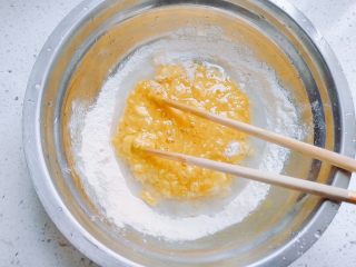 9、胡萝卜+黄瓜+火腿鸡蛋饼,加一点水，不要一次性加太多。