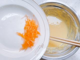 11、胡萝卜+黄瓜+火腿鸡蛋饼,加胡萝卜丝，搅拌均匀。