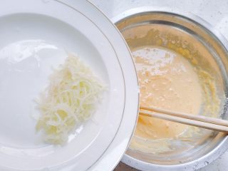 12、胡萝卜+黄瓜+火腿鸡蛋饼,加黄瓜丝，搅拌均匀。