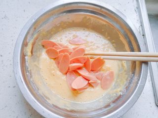 13、胡萝卜+黄瓜+火腿鸡蛋饼,加火腿肠，搅拌均匀。