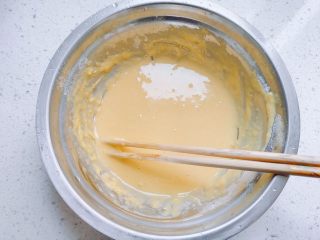 10、胡萝卜+黄瓜+火腿鸡蛋饼,加一点盐，也不要一次性加太多，搅拌均匀。