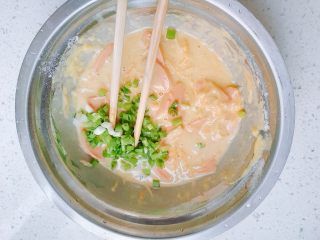 14、胡萝卜+黄瓜+火腿鸡蛋饼,加入葱花，加盐，搅拌均匀。